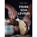 La tendance est au pain maison. Au milieu de toutes les recettes, un ingrédient revient souvent dont le nom peut faire légèrement peur aux débutants ou aux non initiés : le levain.
Et pourtant, le pain au levain naturel est reconnu pour sa digestibilité et son aspect nutritionnel.
Forte de plusieurs années d'expériences dans le domaine, Mouni Abdelli nous invite à découvrir (ou redécouvrir) le pain au levain naturel. Pour cela, place aux différents ingrédients et aux étapes clés de la préparation.
Elle reprend ainsi point par point les ingrédients nécessaires (farine, eau, sel, températures...), les ustensiles (balance, bocaux, couches de lin...) avant de partir sur des aspects plus pratiques: le levain mode d'emploi (de la farine et de l'eau, lancer son levain chef liquide, entretien du levain au quotidien, conservation longue durée...), les étapes clés de la pâte (prémélange et autolyse, ajout du levain, incorporation du sel...) avant de finir par des recettes.
