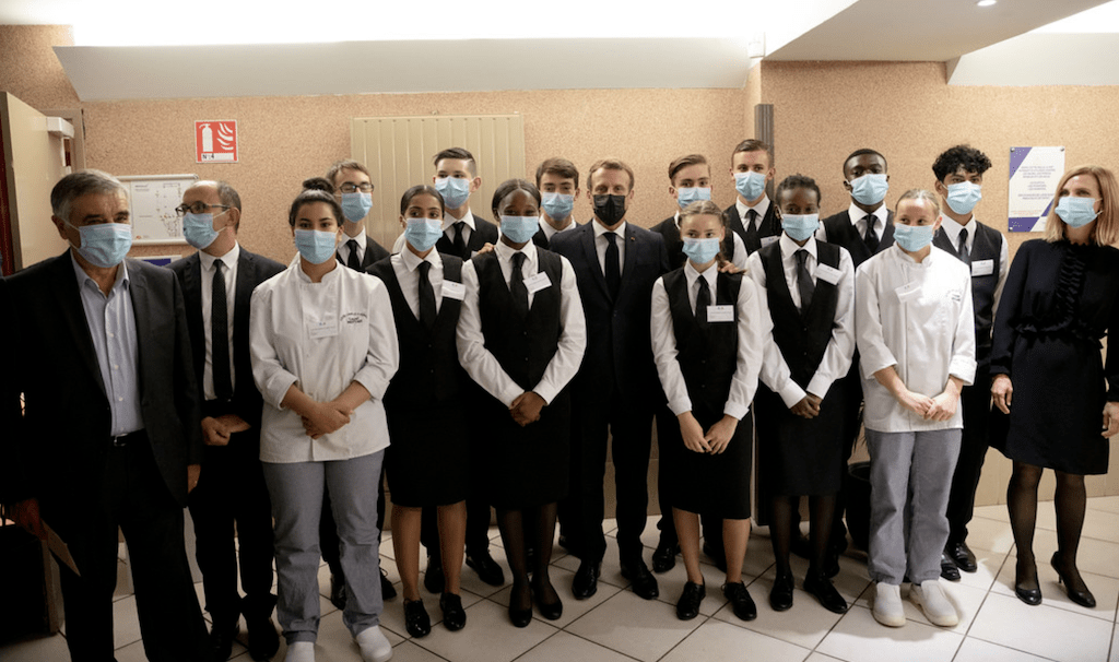 Lire la suite à propos de l’article Des élèves du lycée Camille Claudel de Mantes la Ville ont servi la présidence de la république !